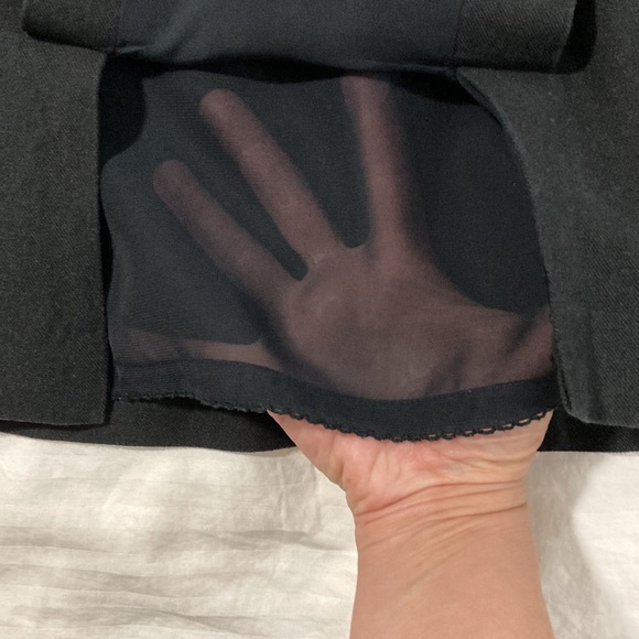 Gorgeous black dress with floral appliqués on bodice - Picture 4 of 7